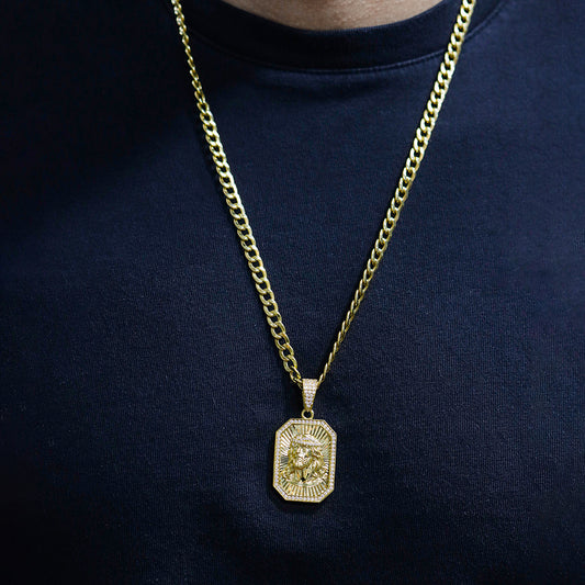 Cuello de hombre con cadena y dije del Sagrado Rostro en oro amarillo de 18 quilates y cristales de color blanco, hecho en Joyería Caracas. 
