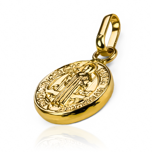 Dije San Benito XL JT ofrece un toque de elegancia con su baño de oro de 18K y su diseño exclusivo de Joyería Caracas, viene con una garantía de por vida.