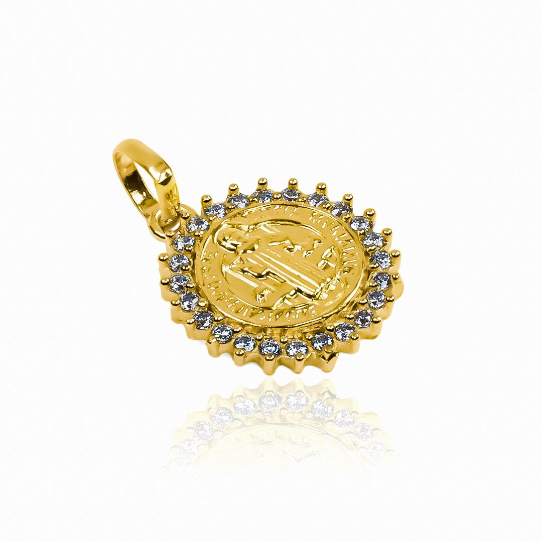 Dije San Benito armado con oro 18K de la reconocida Joyería Caracas. Cuenta con garantía para toda la vida.