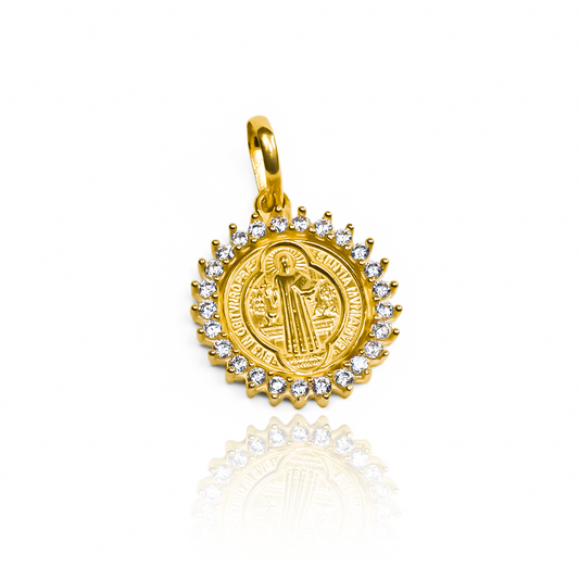 Dije San Benito casting S JT es una joya de oro de 18K elaborada por Joyería Caracas. Con garantía para toda la vida.