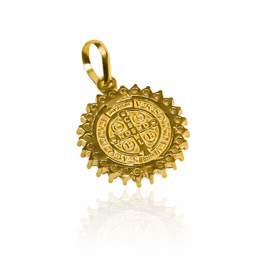 Dije San Benito casting S JT es una joya de oro de 18K elaborada por Joyería Caracas. Con garantía para toda la vida.