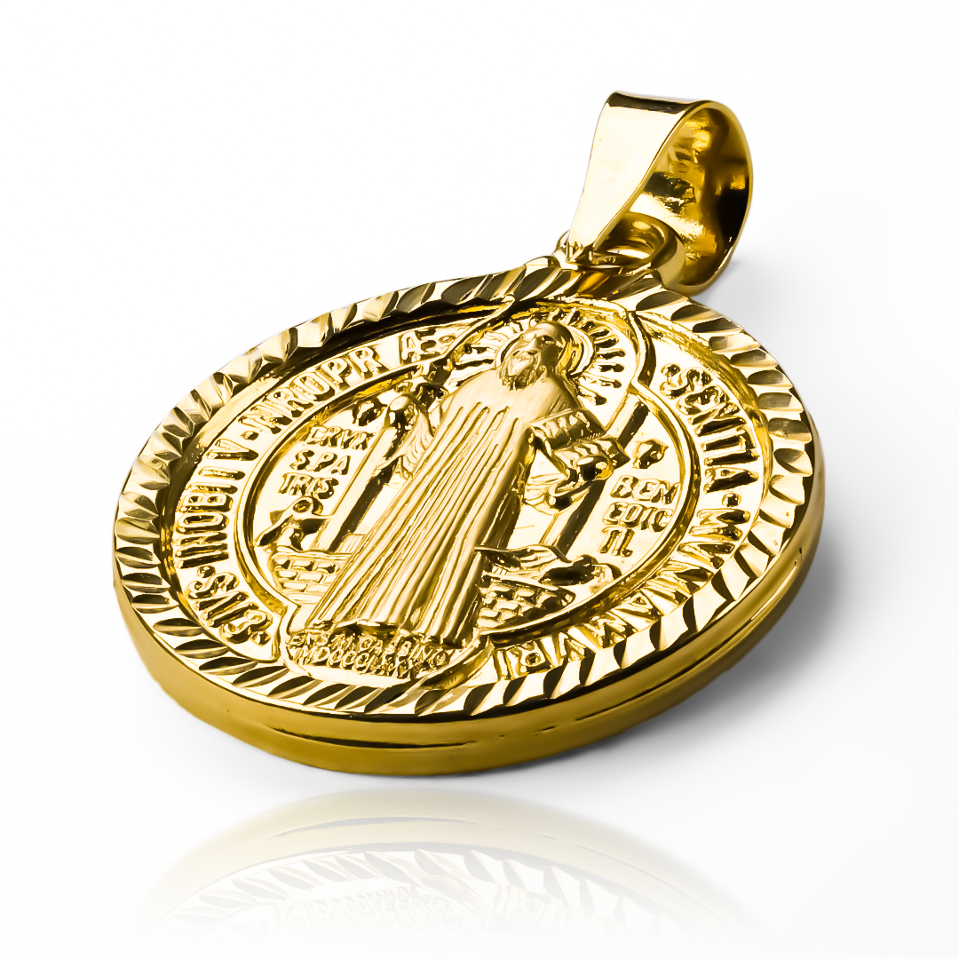 Dije San Benito diamantado XL MI. Hecho de oro 18K y con la calidad de Joyería Caracas, cuenta con garantía de por vida. 