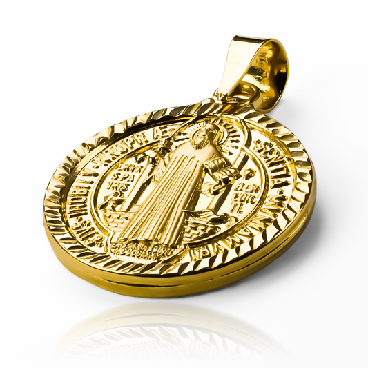 Dije San Benito diamantado XL MI. Hecho de oro 18K y con la calidad de Joyería Caracas, cuenta con garantía de por vida. 