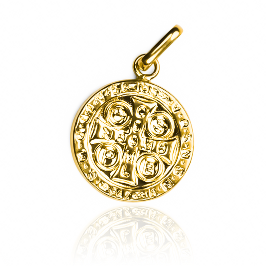 Dije San Benito S JT. Fabricado en oro 18K por Joyería Caracas, este dije es una verdadera obra de arte. Además, cuenta con la garantía de por vida.