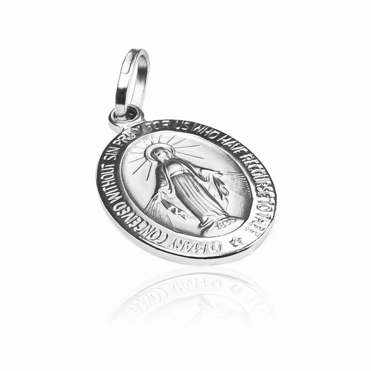 Dije de la Virgen milagrosa, hecho de oro blanco 18K por Joyería Caracas. Con garantía de por vida.