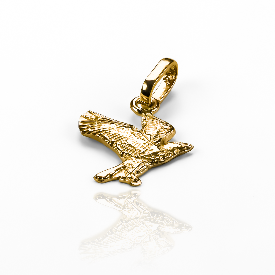Dije Águila mini JC, una obra maestra de Joyería Caracas con un elegante diseño en oro 18K. Cuenta con garantía de por vida. 
