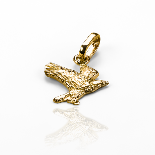 Dije Águila mini JC, una obra maestra de Joyería Caracas con un elegante diseño en oro 18K. Cuenta con garantía de por vida. 