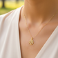 Cuello de modelo usando una cadena con un dije en forma de árbol en oro amarillo de 18 quilates con cristales de Joyería Caracas.