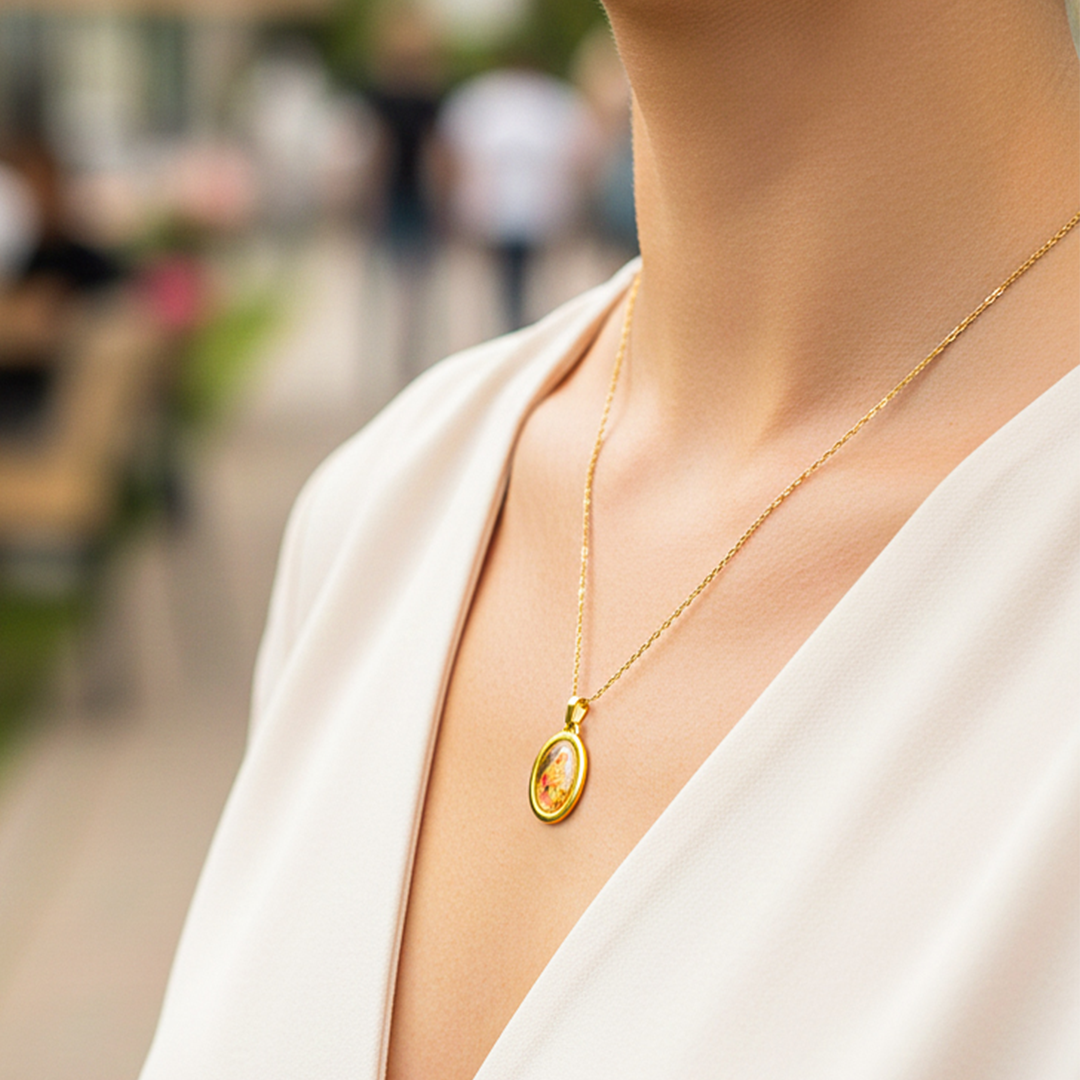 Cuello de modelo usando una cadena con un dije en forma de placa de Arcángel Uriel en oro amarillo de 18 quilates de Joyería Caracas.