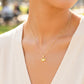 Cuello de modelo usando una cadena con un dije en forma de cangrejo en oro amarillo de 18 quilates con cristales de Joyería Caracas.