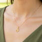 Cuello de modelo usando una cadena con un dije del signo zodiacal de Capricornio en oro amarillo de 18 quilates de Joyería Caracas.