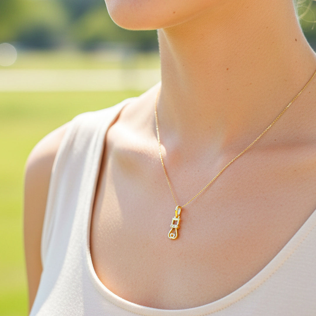 Cuello de modelo usando una cadena con un dije en forma de gato en oro amarillo de 18 quilates con cristales de Joyería Caracas.