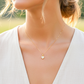 Cuello de modelo usando una cadena con un dije en forma de corazón oro amarillo de 18 quilates con cristales de Joyería Caracas.
