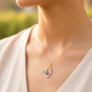 Cuello de modelo usando una cadena con un dije con forma de mariposa y corazón de en oro amarillo de 18 quilates con cristales de Joyería Caracas.