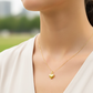 Cuello de modelo usando una cadena con un dije en forma de corazón soplado oro amarillo de 18 quilates de Joyería Caracas.