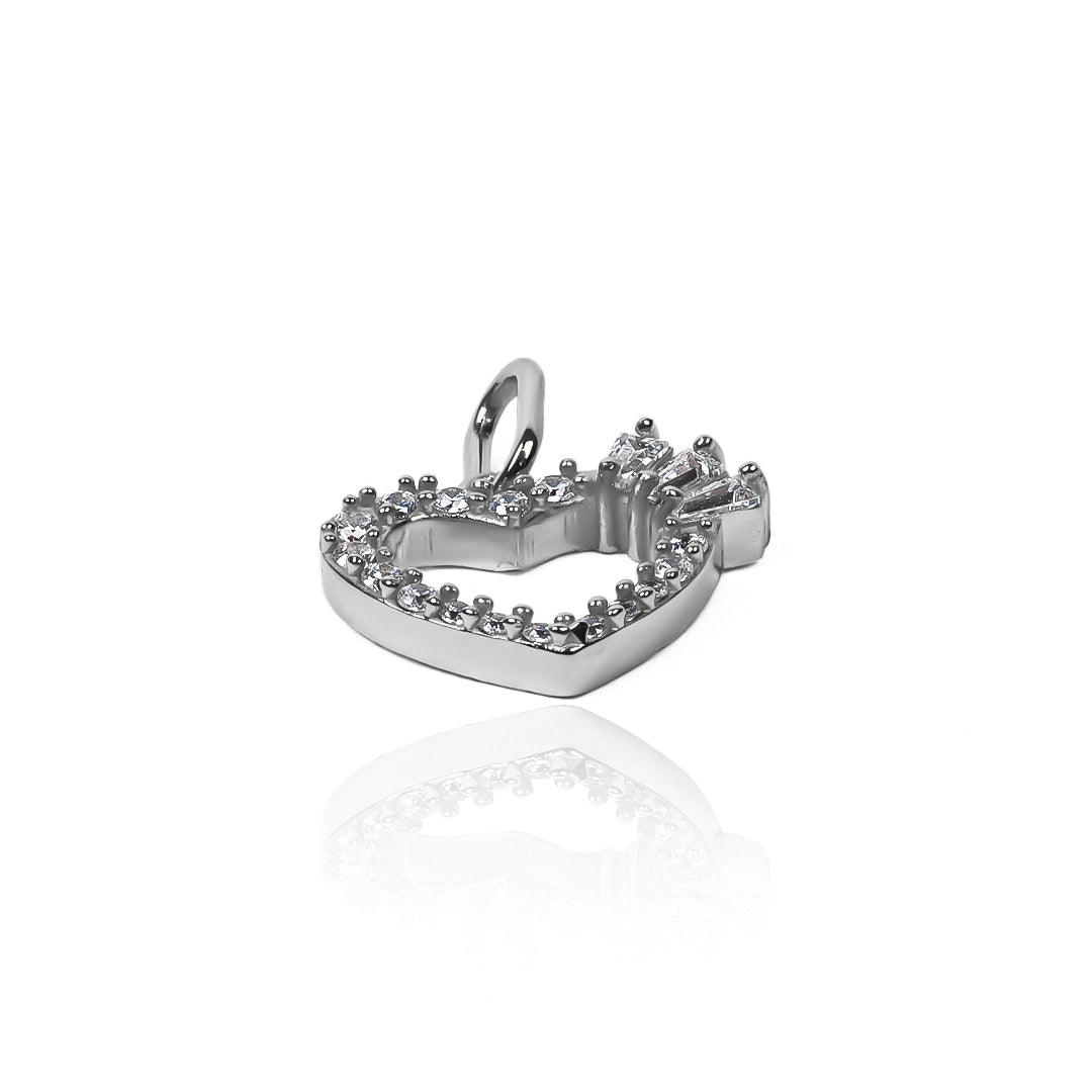 Dije Corazón Trapecios Jc fabricado por Joyería Caracas en oro 18K, cuenta con certificado de calidad y garantía de por vida.