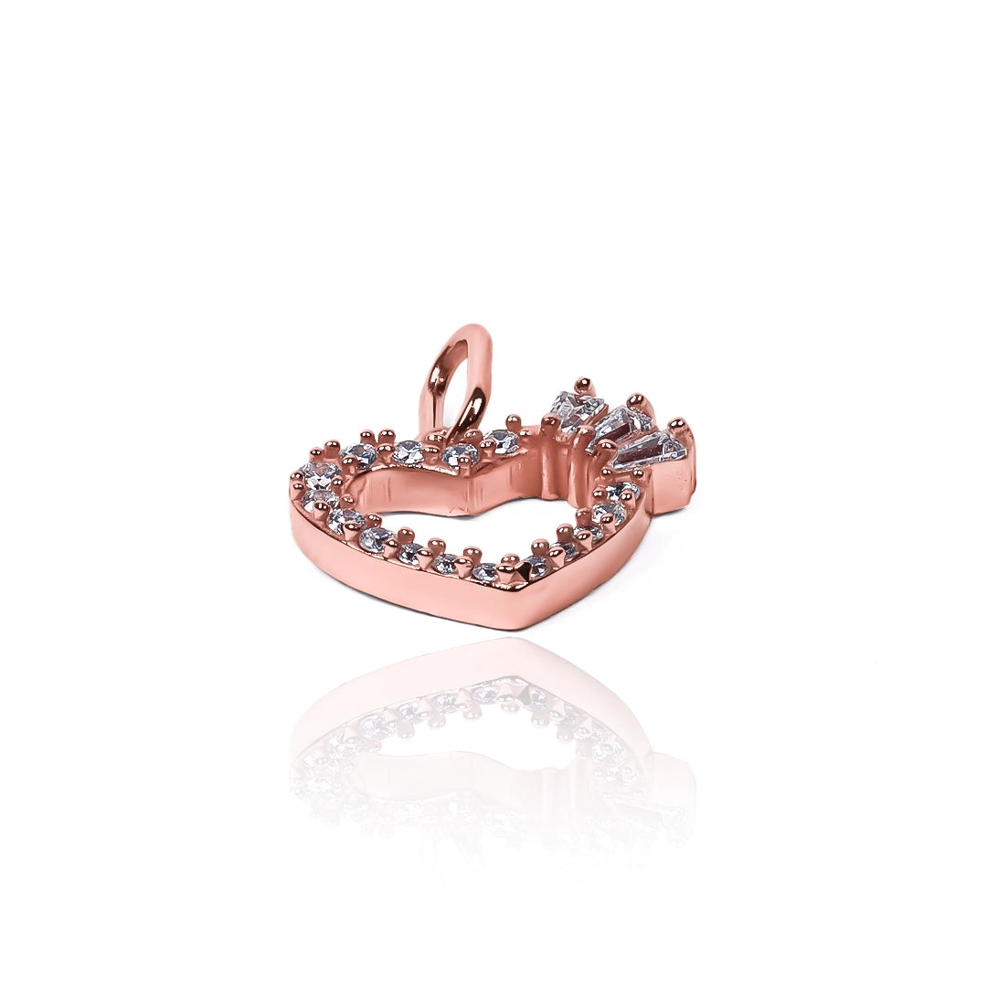 Dije Corazón Trapecios Jc fabricado por Joyería Caracas en oro 18K, cuenta con certificado de calidad y garantía de por vida.