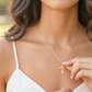 Cuello de modelo usando una cadena con un dije en forma de Cristo Dalí diamantado en oro amarillo de 18 quilates de Joyería Caracas.