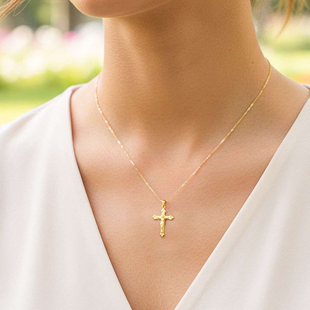 Cuello de modelo usando una cadena con un dije en forma de Cristo especial en oro amarillo de 18 quilates de Joyería Caracas.