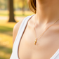 Cuello de modelo usando una cadena con un dije en forma de Cristo inri en oro amarillo de 18 quilates de Joyería Caracas.
