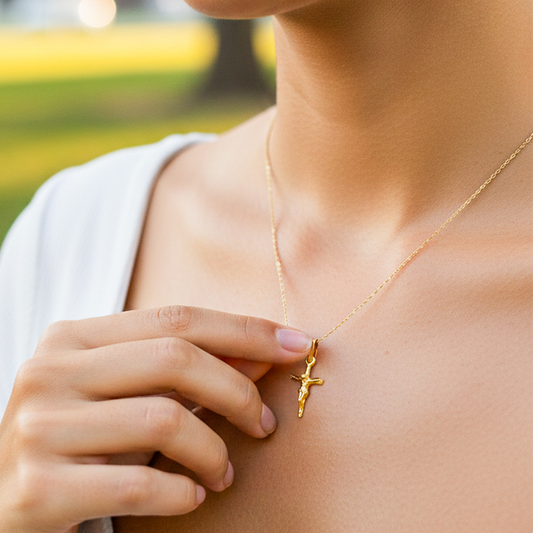 Cuello de modelo usando una cadena con un dije de Cruz con Cristo en oro amarillo de 18 quilates de Joyería Caracas.