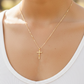 Cuello de modelo usando una cadena con un dije en forma de Cruz con Cristo en oro amarillo de 18 quilates de Joyería Caracas.