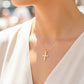 Cuello de modelo usando una cadena con un dije en forma de Cruz en círculos en oro amarillo y blanco de 18 quilates con cristales de Joyería Caracas.