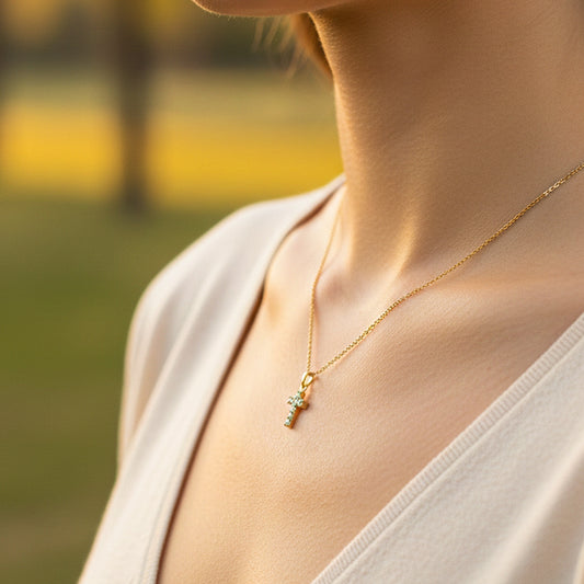 Cuello de modelo usando una cadena con un dije en forma de corazón en oro amarillo de 18 quilates con cristales de Joyería Caracas.