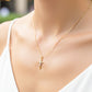 Cuello de modelo usando una cadena con un dije en forma de Cruz con Cristo en oro amarillo y blanco de 18 quilates de Joyería Caracas.