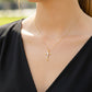 Cuello de modelo usando una cadena con un dije en forma de Cruz con Cristo en oro amarillo y blanco de 18 quilates de Joyería Caracas.