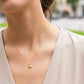 Cuello de modelo usando una cadena con un dije en forma de elefante en oro amarillo de 18 quilates de Joyería Caracas.
