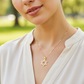 Cuello de modelo usando una cadena con un dije en forma de Estrella de David en oro amarillo de 18 quilates de Joyería Caracas.