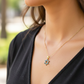 Cuello de modelo usando una cadena con un dije en forma de Estrella de Israel en oro amarillo de 18 quilates de Joyería Caracas.