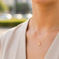 Cuello de modelo usando una cadena con un dije en forma de estrella en oro amarillo de 18 quilates con cristales de Joyería Caracas.