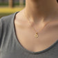 Cuello de modelo usando una cadena con un dije en forma de estrella de David en oro amarillo de 18 quilates de Joyería Caracas.