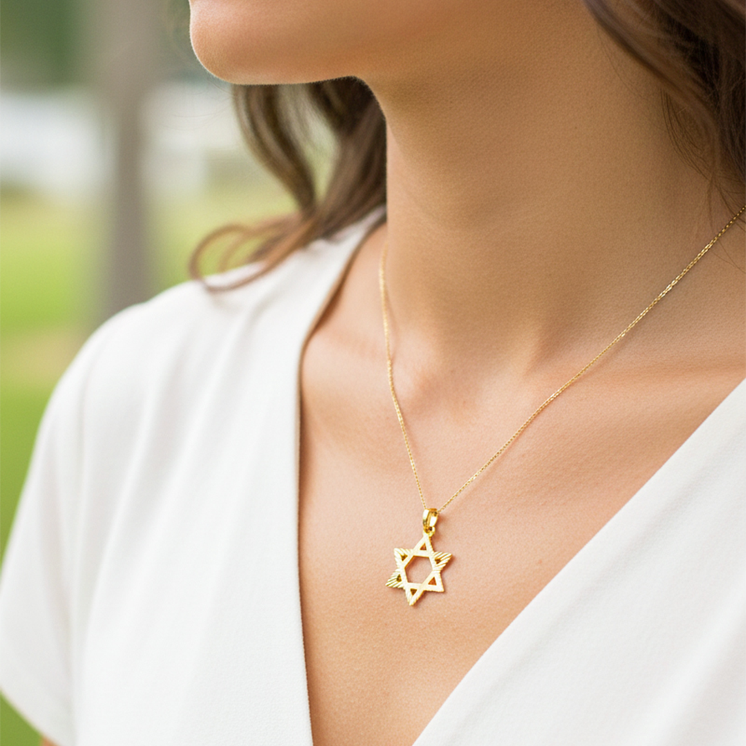 Cuello de modelo usando una cadena con un dije en forma de Estrella de David en oro amarillo de 18 quilates de Joyería Caracas.