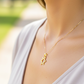 Cuello de modelo usando una cadena con un dije en forma de Estrella de David en oro amarillo de 18 quilates de Joyería Caracas.