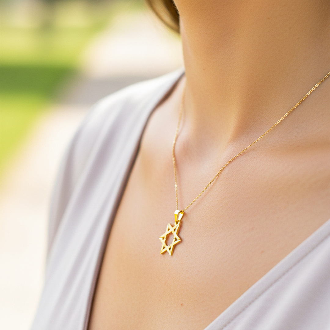 Cuello de modelo usando una cadena con un dije en forma de Estrella de David en oro amarillo de 18 quilates de Joyería Caracas.