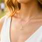 Cuello de modelo usando una cadena con un dije en forma de familia en oro amarillo de 18 quilates de Joyería Caracas.