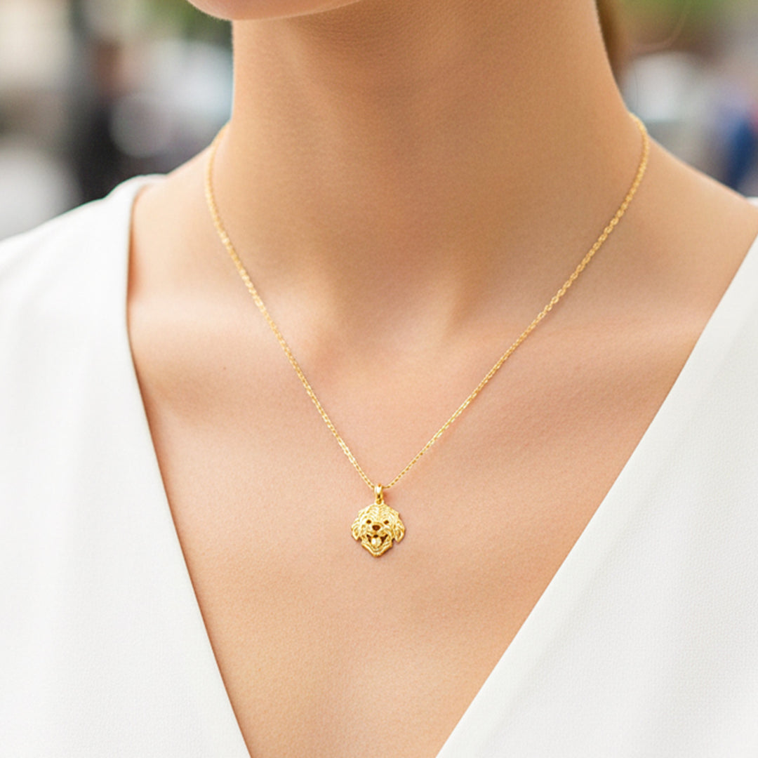 Cuello de modelo usando una cadena con un dije en forma de perro golden en oro amarillo de 18 quilates de Joyería Caracas.