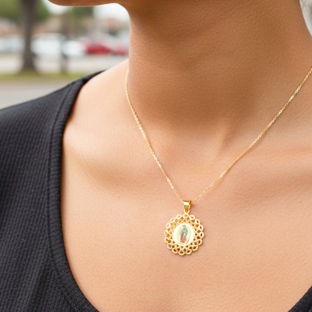 Cuello de modelo usando una cadena con un dije de la Virgen de Guadalupe con color y en oro amarillo de 18 quilates de Joyería Caracas.