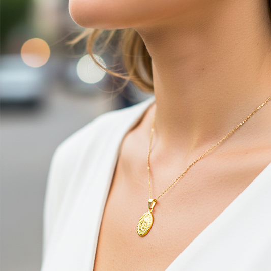 Cuello de modelo usando una cadena con un dije de la Virgen de Guadalupe en oro amarillo de 18 quilates de Joyería Caracas.
