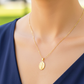 Cuello de modelo usando una cadena con un dije de la Virgen de Guadalupe en oro amarillo de 18 quilates de Joyería Caracas.
