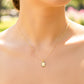 Cuello de modelo usando una cadena con un dije en forma de la Virgen de Guadalupe multicolor en oro amarillo de 18 quilates de Joyería Caracas.