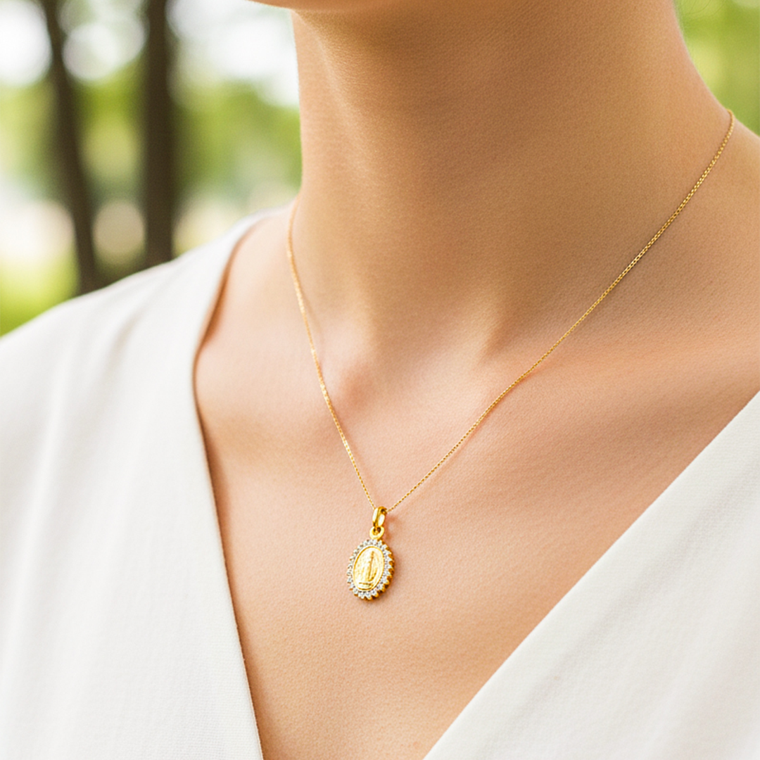 Cuello de modelo usando una cadena con un dije de la Virgen de Guadalupe en oro amarillo de 18 quilates con cristales de Joyería Caracas.