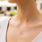 Cuello de modelo usando una cadena con un dije en forma de la Virgen de Guadalupe en oro amarillo de 18 quilates de Joyería Caracas.