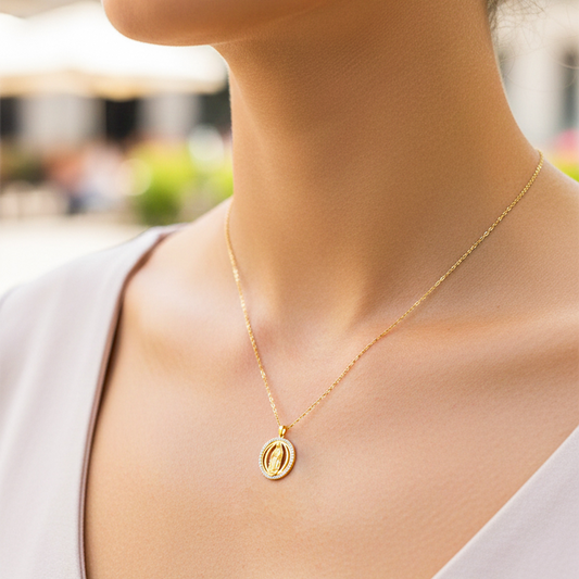 Cuello de modelo usando una cadena con un dije en forma de la Virgen de Guadalupe en oro amarillo de 18 quilates de Joyería Caracas.