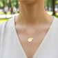 Cuello de modelo usando una cadena con un dije en forma de la Virgen Guadalupe en oro amarillo de 18 quilates de Joyería Caracas.