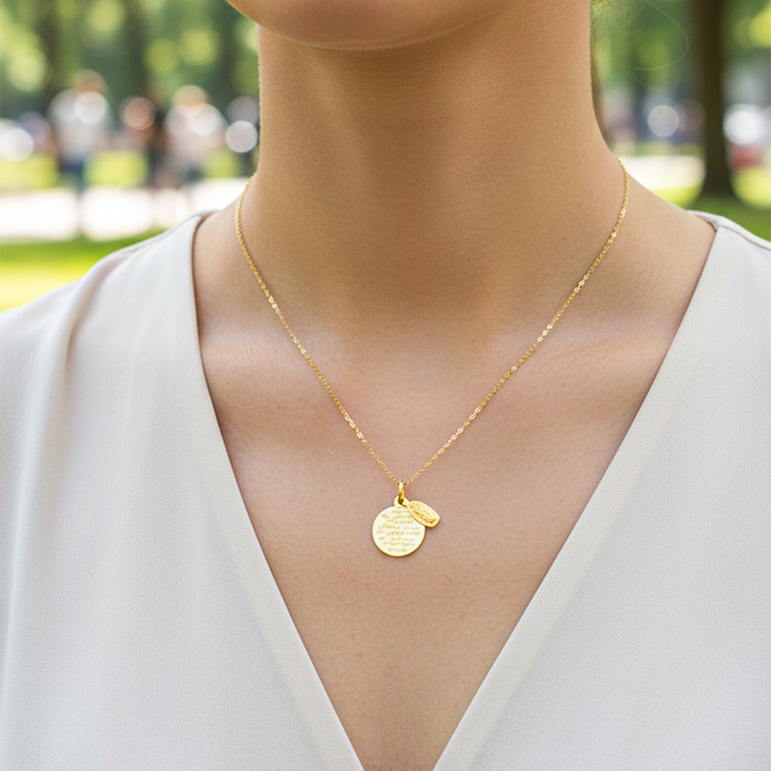 Cuello de modelo usando una cadena con un dije en forma de la Virgen Guadalupe en oro amarillo de 18 quilates de Joyería Caracas.