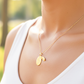 Cuello de modelo usando una cadena con un dije en forma de la Virgen de Guadalupe en oro amarillo de 18 quilates de Joyería Caracas.